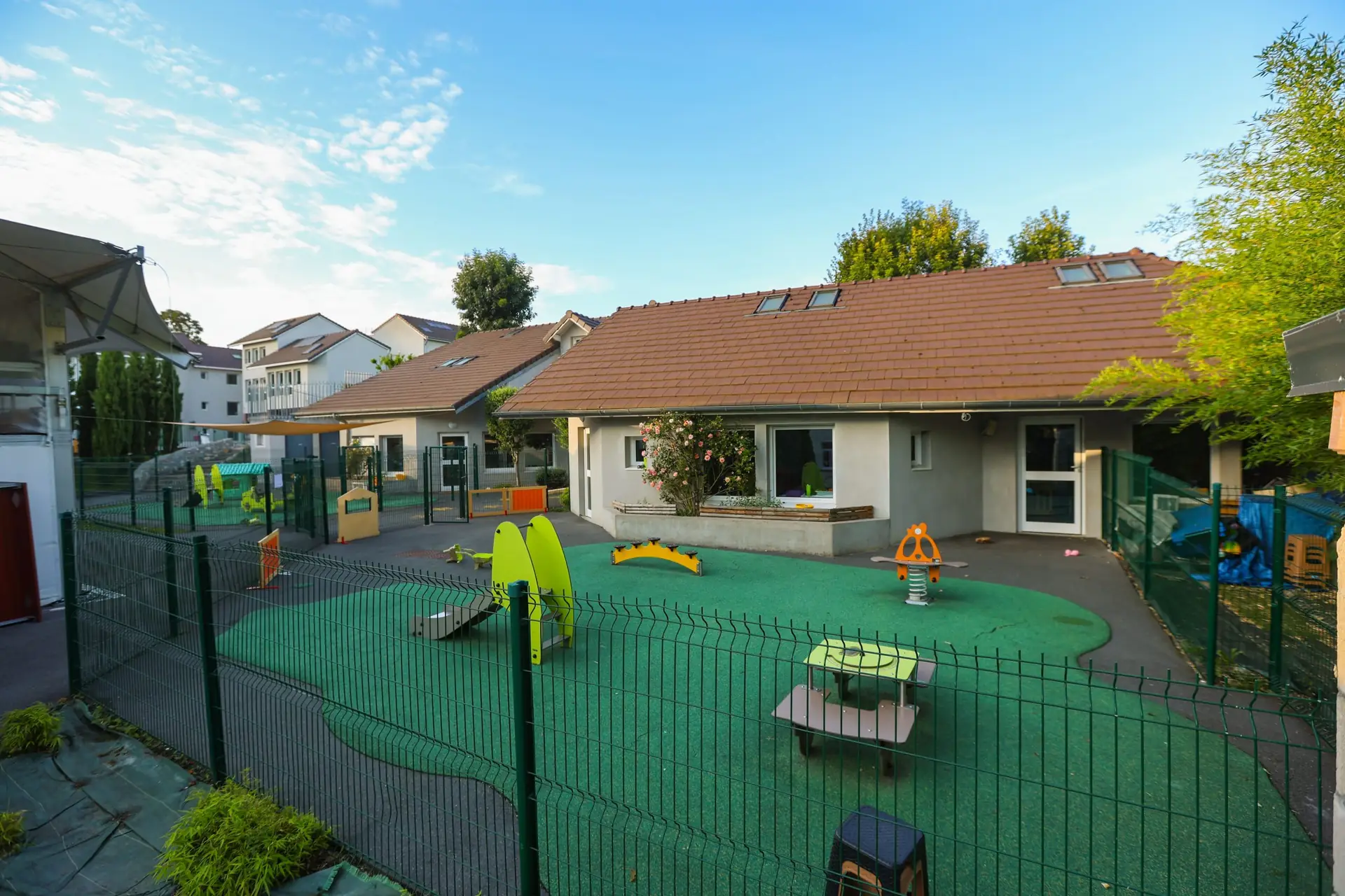 Cour de l’établissement scolaire Beth Rivkah à Yerres — vue 2