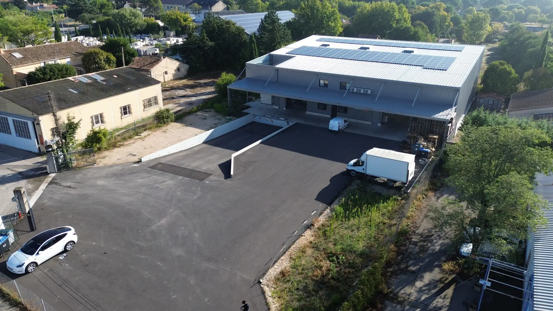 Entrepôt industriel de Carpentras vu du ciel, toiture photovoltaïque