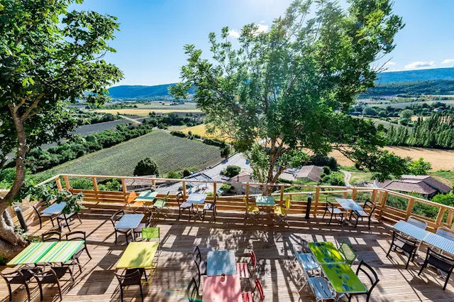 Terrasse panoramique de l’hôtel Le Nesk à Sault