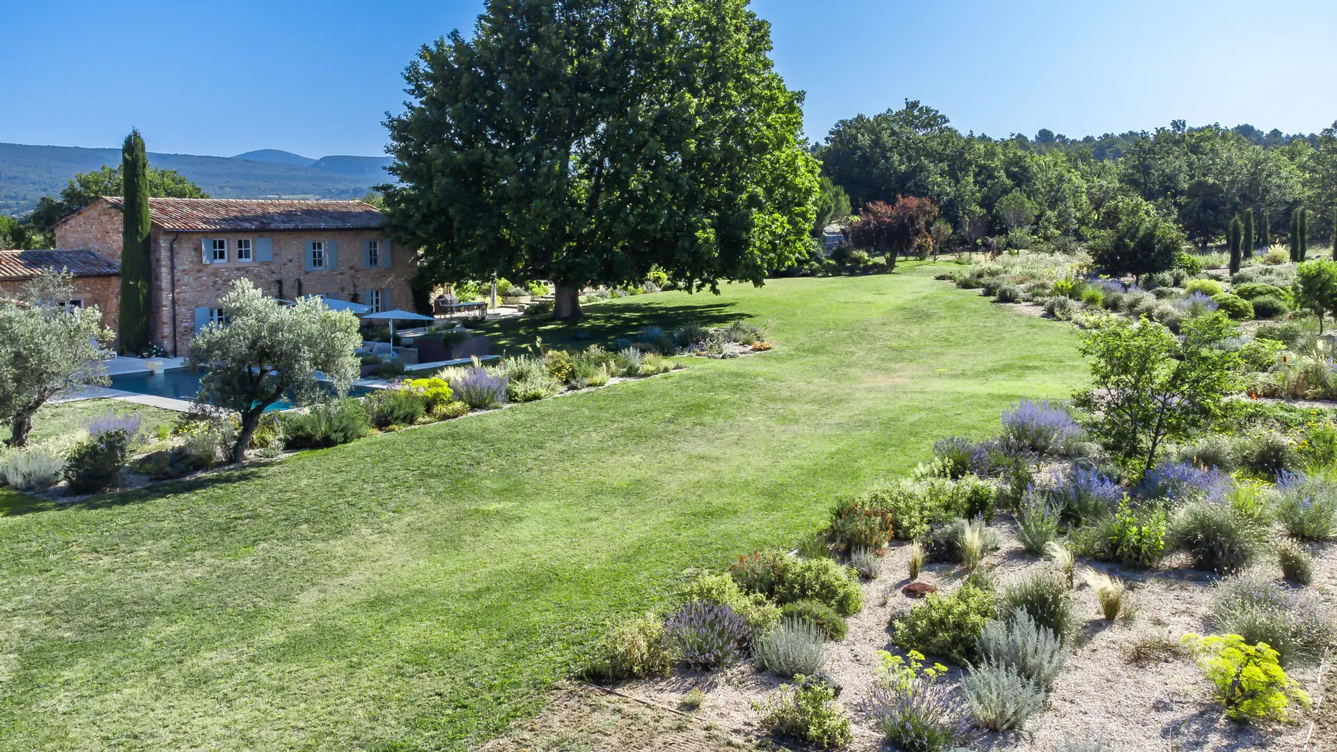 Jardin méditerranéen restructuré à Roussillon